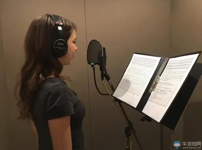 《icey》的官方推特也发布了一系列静静在配音录制现场拍摄的照片