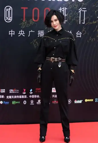 尚雯婕一身神秘黑衣帅中带酷只是这及肘皮手套有点捂网友不热吗