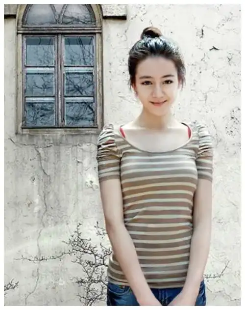 迪丽热巴10年前旧照被扒出,看到还未满18的她,混血感溢出屏幕