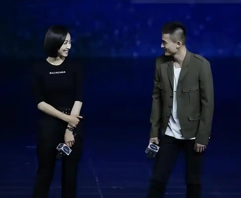 宋茜欧豪被曝隐婚 歌手兼演员宋茜和演员欧豪被曝隐秘结婚的传闻,娱记