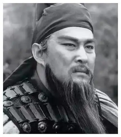 关羽陆树铭直播太冷场胡子花白对镜拘束妻子唱歌烘托气氛