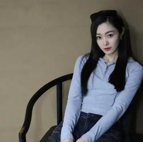 宋轶最近发的物料生活照和白敬亭的背景都差不多,他俩的cp粉都说磕到