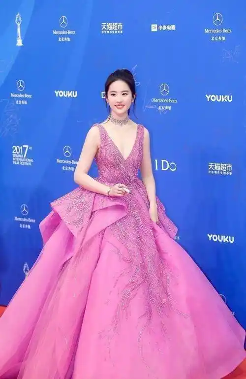 原创当刘亦菲穿上紫色高定礼服此女只应天上有人间难得几回见