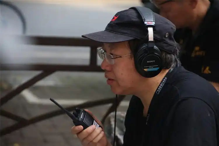 导演周勇在片场指导工作