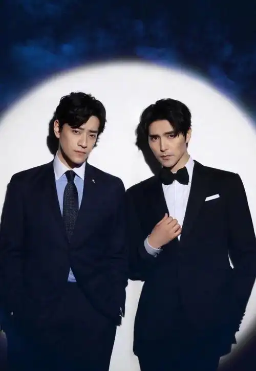 郑云龙和阿云嘎的合影,两人颜值都很高,却被阿云嘎的裤子抢镜了