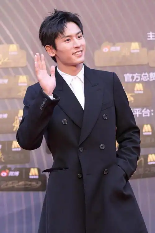 张哲瀚的身材真占便宜在2021微博电影之夜中靠黑色燕尾服赢了