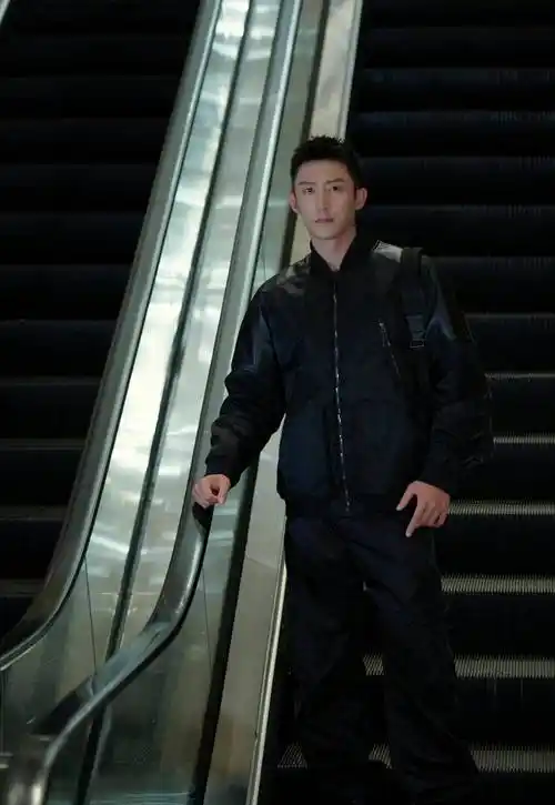 第一人,黄景瑜新剧出演消防员,硬汉气质荷尔蒙爆棚_黑色_军人_运动鞋