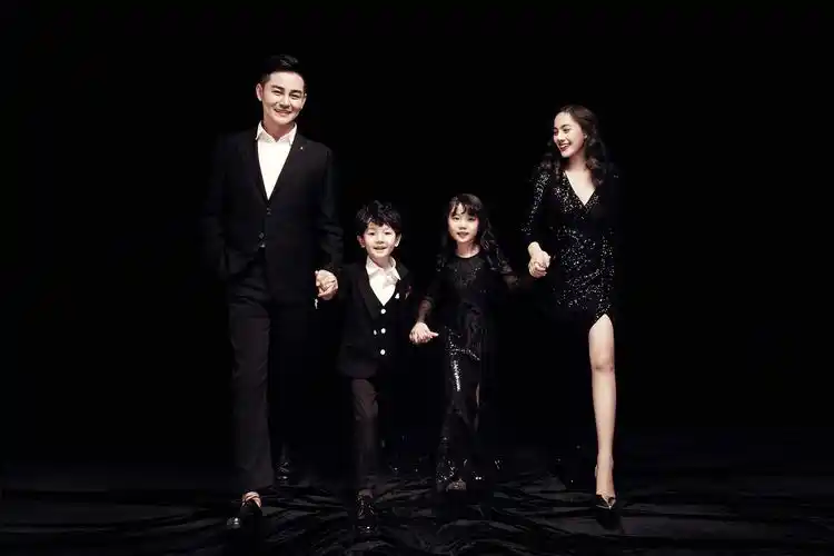 新款一家四口亲子装拍照影楼照相摄影拍照服装黑色礼服亲子照相服