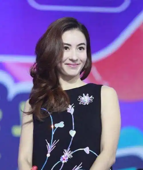 标题是:辣妈张柏芝胖了,现身活动脸部圆润身材发福!