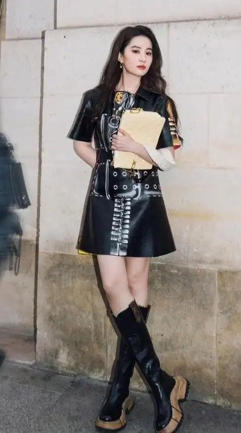 刘亦菲巴黎时装周亮相,神仙姐姐白皙腿穿长靴简约时尚