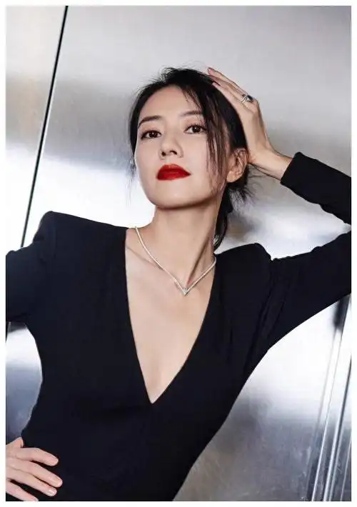 高圆圆43岁高调现身活动!红唇深v妩媚性感,辣妈身材引爆热议