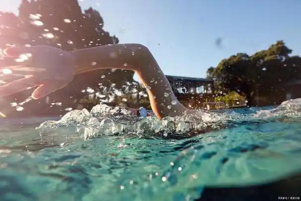 夏天玩水游泳池照片怎么拍好看?7个摄影技巧,水里拍照姿势大全