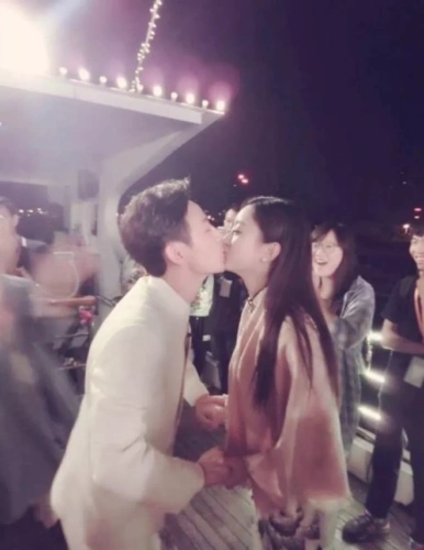 何炅 赵丽颖做游戏时假装"接吻"