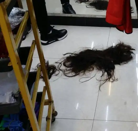 并未觉得不舍,理发的小伙还不停安慰说头发发质不好,剪了再长更好!