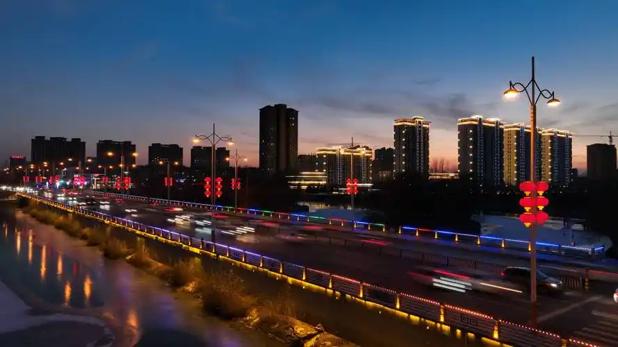 道路两侧一盏盏彩灯散发着闪耀,璀璨的光芒,让城市夜景愈加美轮美奂