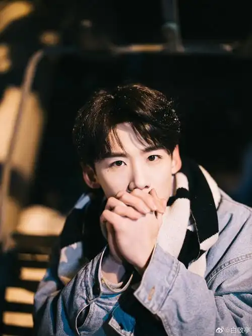 白敬亭微博写真图片