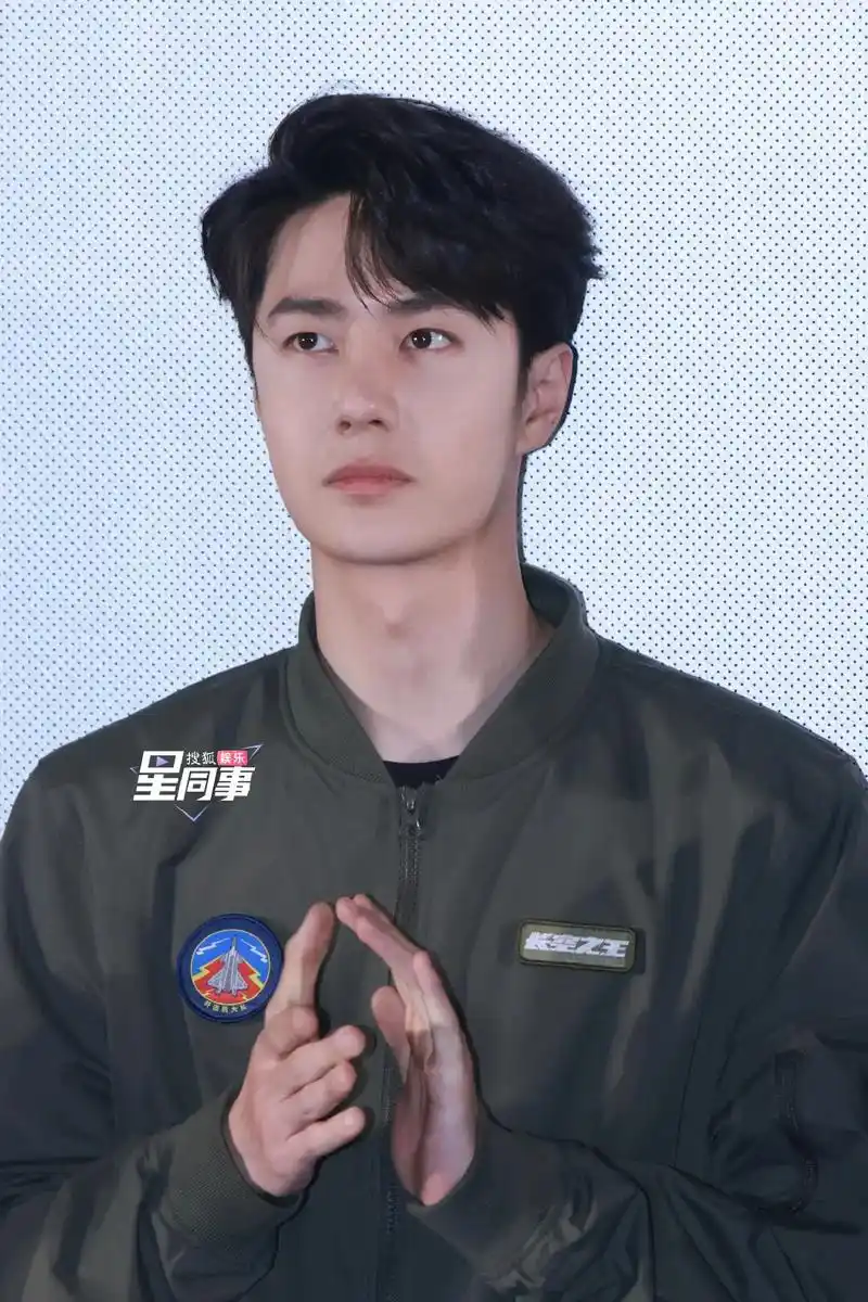 《长空之王》王一博粉丝观影活动.乌鲁木齐本地的mtjj举爪! - 抖音