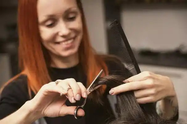 随着美容行业的不断发展和人们对美的追求,美发师这一职业逐渐受到