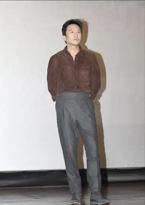 牛仔衬衫时,不如选择一条 黑色的西装裤,使整体具有一种大叔型的魅力