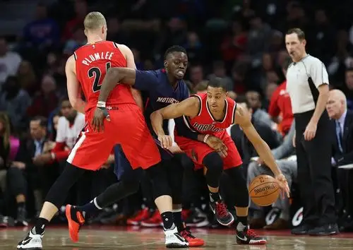 波特兰开拓者队普拉姆利为队友麦科勒姆阻挡拦截.