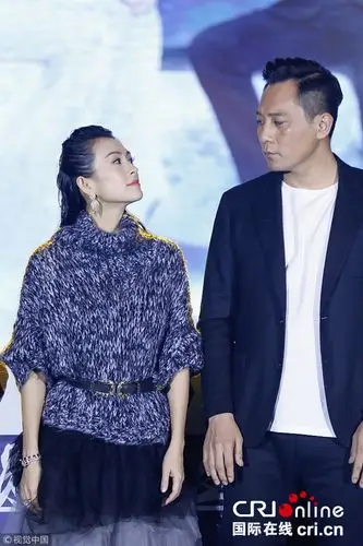 章子怡和刘烨眼神互怼 拖拽"死尸"捂嘴大笑