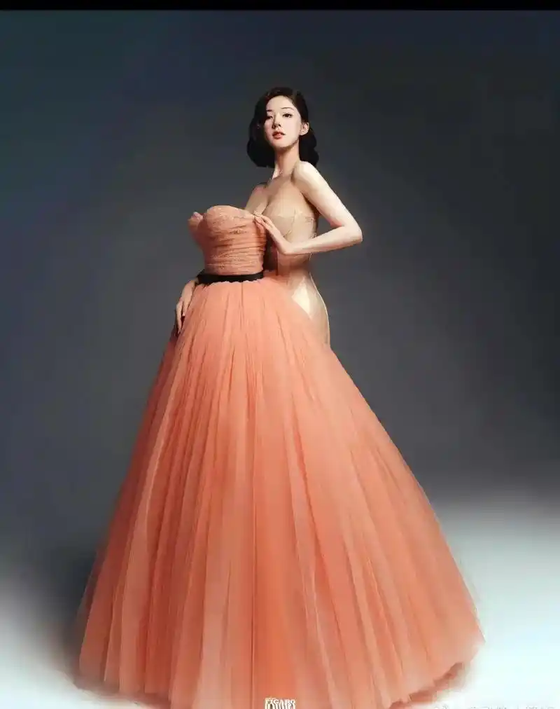 赵露思这件高定为啥不穿在身上啊?