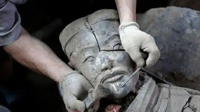 兵马俑是用活人烧制一尊兵马俑裂开后千古难题终于真相大白