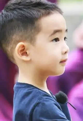 陈小春童年照曝光 与jasper眉眼神似如同复制粘贴