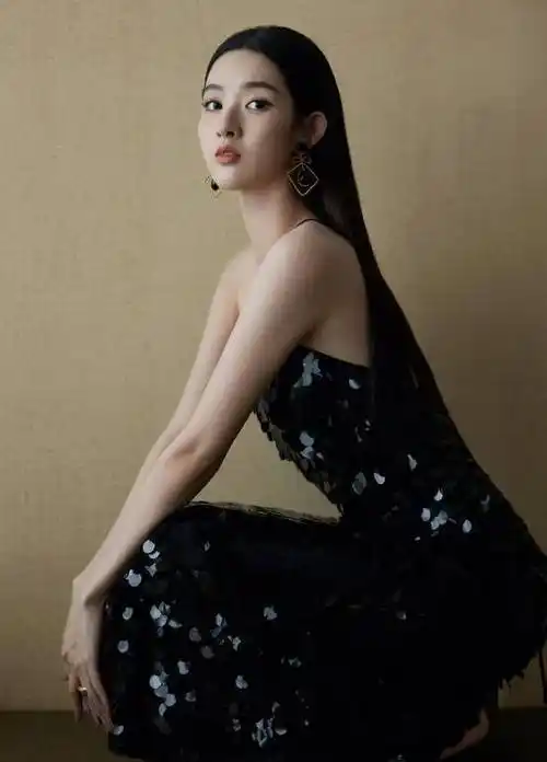 王玉雯身穿黑色吊带礼服裙,时尚又大方,迷倒一片_城市_光芒_魅力