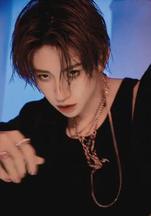 小鬼王琳凯小鬼中分蓝黑顺毛的小琳太日系了～忍不住用这种画风来画