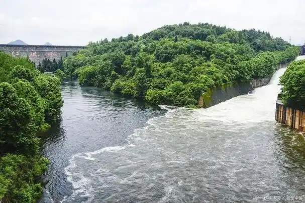 灵渠,这条历史悠久的运河,坐落于广西壮族自治区兴安县的怀抱之中,又