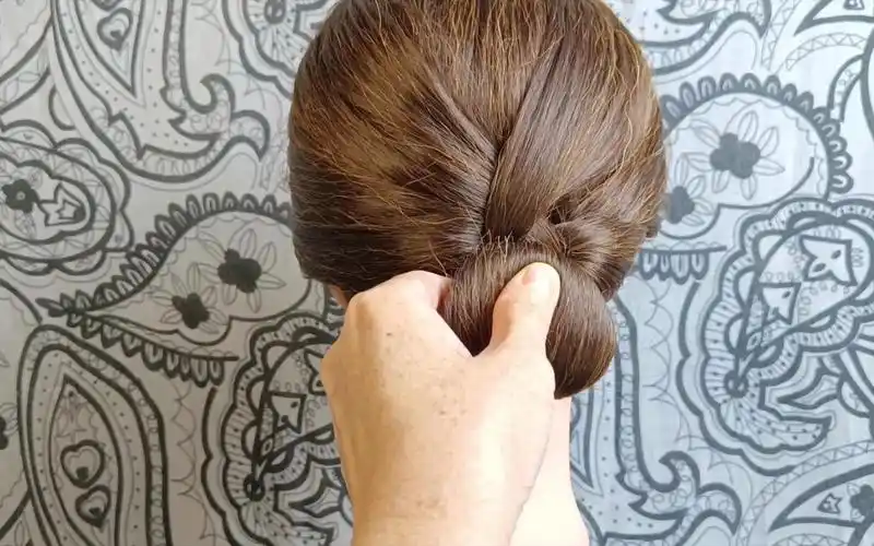 40岁到50岁的妈妈这样盘发,显年轻又好看,扎法还简单实用.