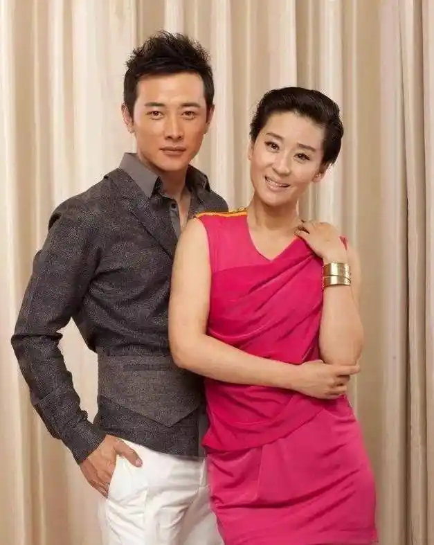 作为娱乐圈夫妻教科书,罗晋和唐嫣真的幸福么?唐嫣采访透露端倪