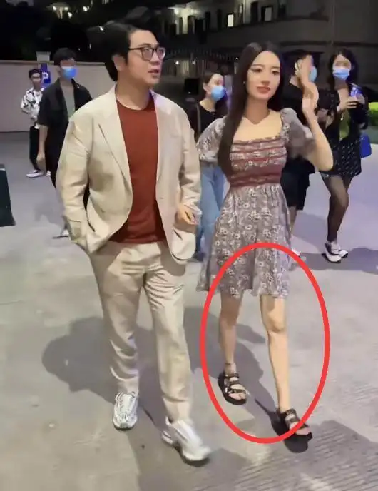 吉娜到底有多瘦当她和郎朗出门被路人偶遇生图暴露真实腿围
