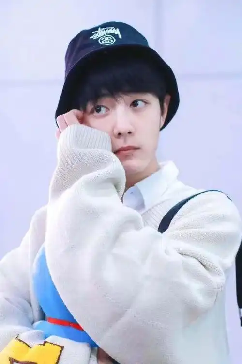 肖战戴帽个人秀,帽子一个比一个好看,网友:只要不是绿色的就行