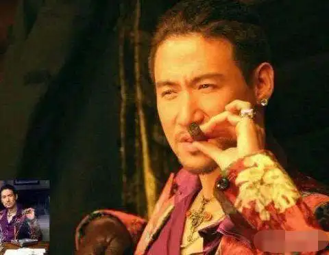 张学友抽雪茄经典动作,迷离的眼神,尾戒不灵不灵的闪着光,耳垂还有