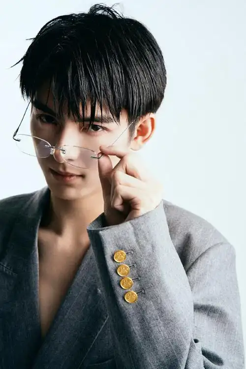 王皓轩西装造型这么帅