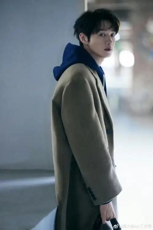 魏大勋驼色大衣##魏大勋时装周出发照