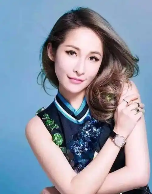 萧亚轩17年18个男友?曾与小16岁学生恋爱,她真的快乐吗?