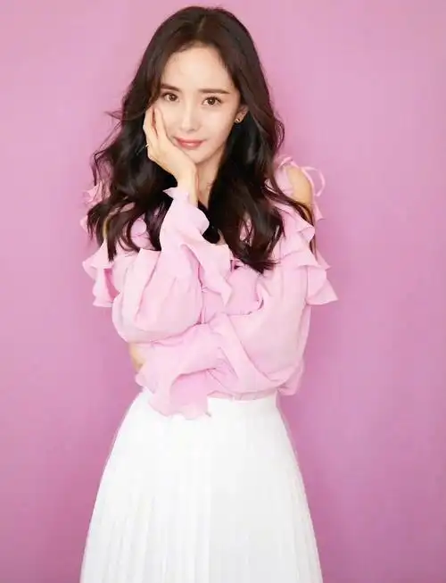 杨幂粉红系女郎闪亮登场