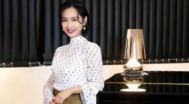 20岁朱茵接女儿放学,眉眼间难掩疲倦,网友慨叹:女神老了_黄贯中_紫霞