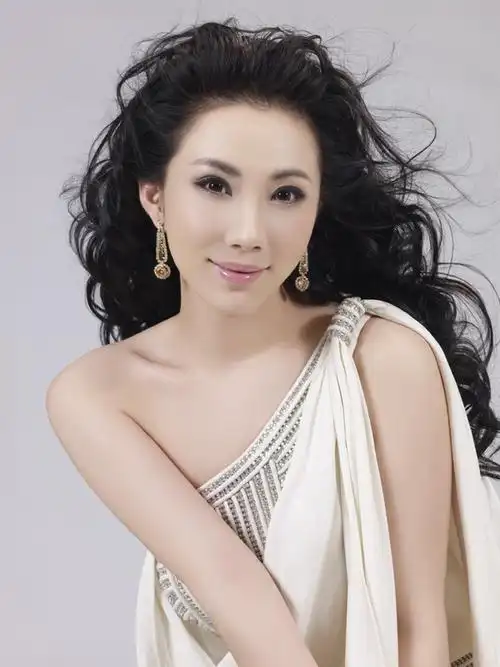 "时尚民歌手"丁晓红春季靓丽写真