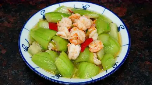 丝瓜炒虾仁,广东人夏季爱吃这道菜,翠绿爽口,好开胃