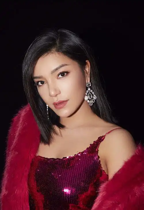 词曲1993年5月26日出生于四川凉山彝族自治州普格县,中国内地女歌手