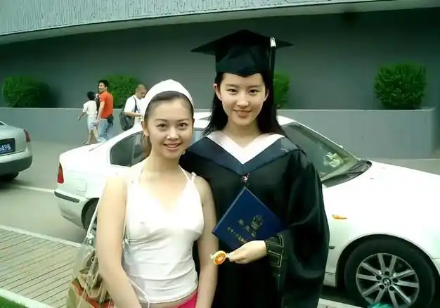 一组当年刘亦菲毕业照676767青涩腼腆