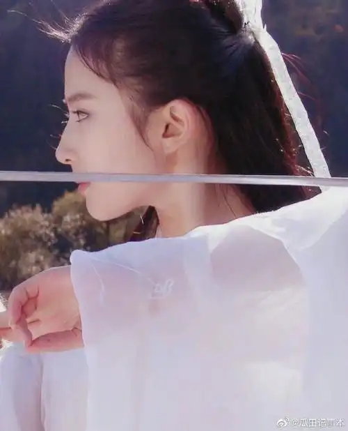 刘亦菲小龙女白衣舞剑旧照