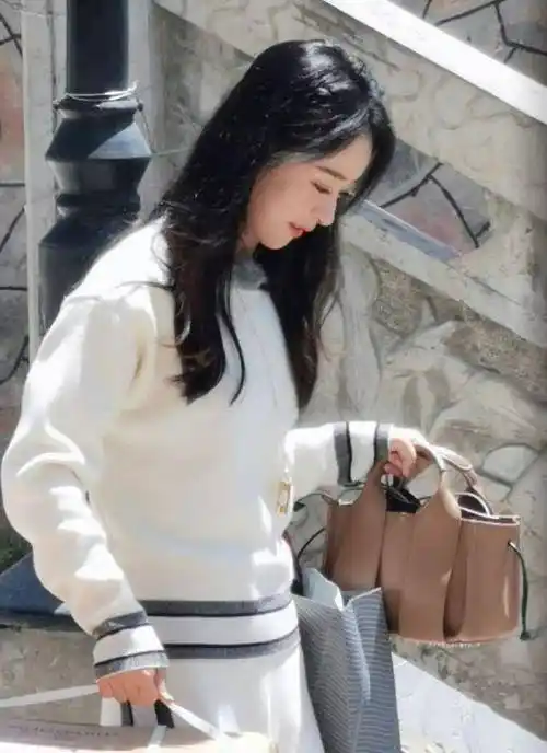 赵丽颖产后首档综艺节目,路透糊图,产后变得这么洋气?_身材_时尚_白色