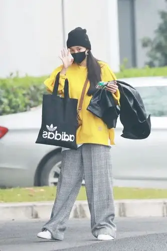 杨幂居然这么会穿刚发布的2021年流行色黄灰已上身真美