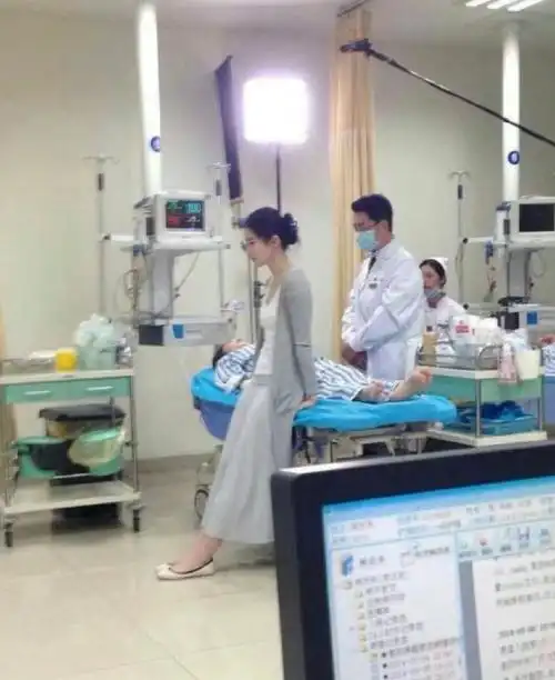 网友医院偶遇刘亦菲拍戏##刘亦菲黄亦玫
