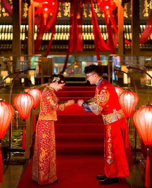 在婚房里拍一组中式礼服的照片也是很美好的回忆哦,如果是纯中式婚礼